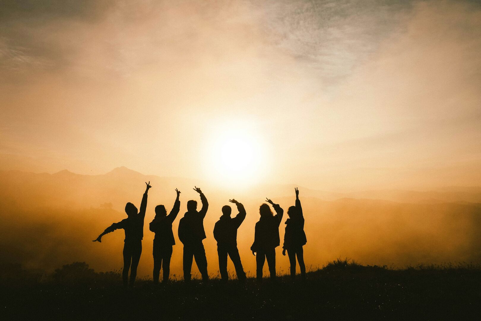 Une équipe devant le soleil qui se lève