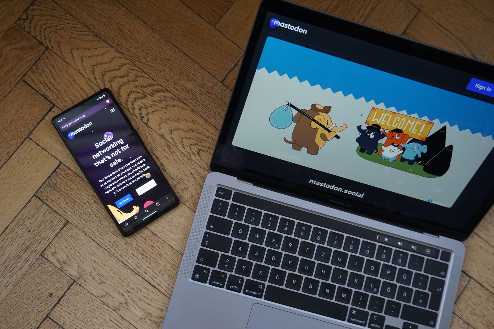 Smartphone et PC avec Mastodon sur l'écran