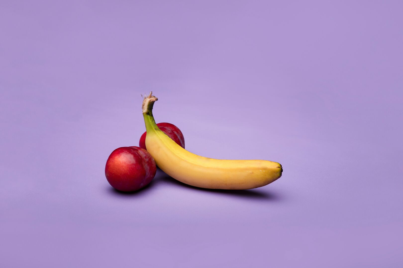 Banane et deux pommes