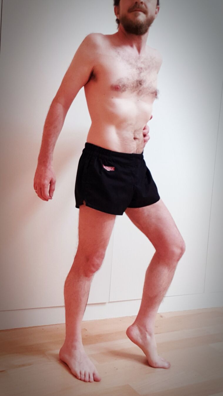 Torse nu, je ne porte qu'un short