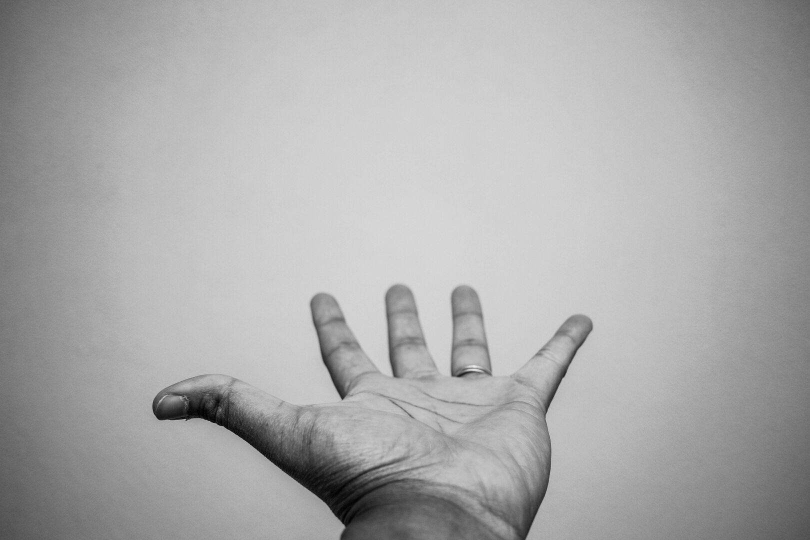 Main à plat en noir et blanc