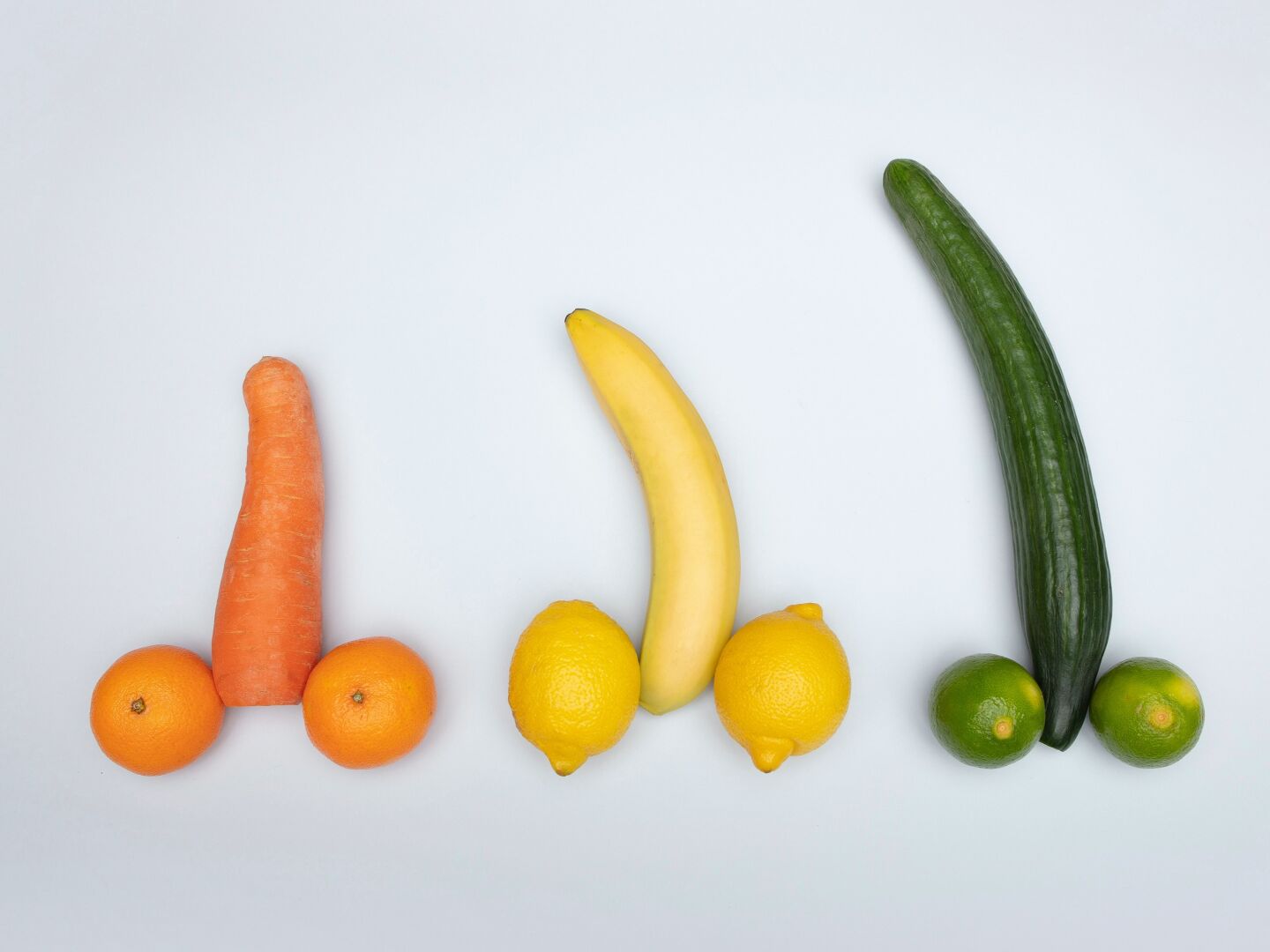 Trois arrangements de fruits en forme de pénis