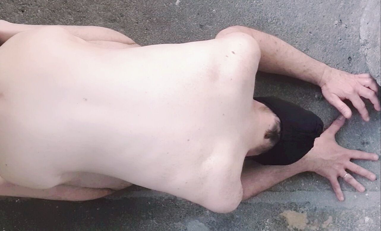 Homme nu à quatre pattes