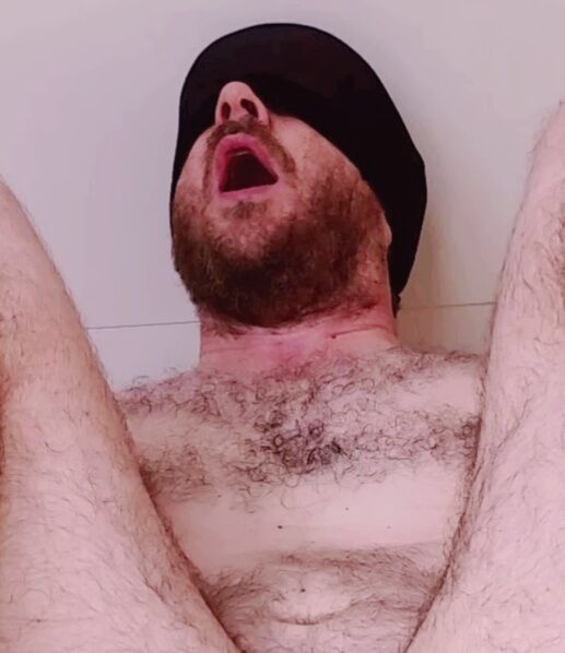 Je crie sous leurs assauts répétés Homme cagoulé criant