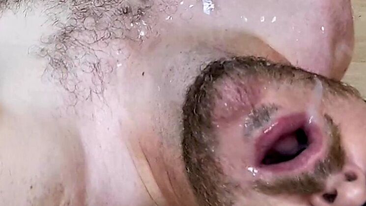 Visage d'homme la bouche ouverte