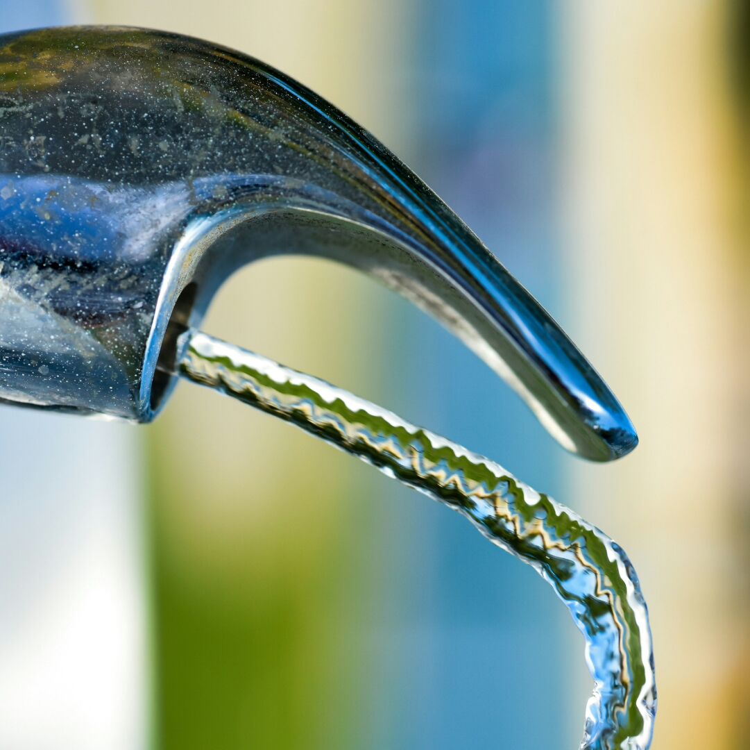 Robinet laissant échapper son jet. Robinet laissant échapper son jet.