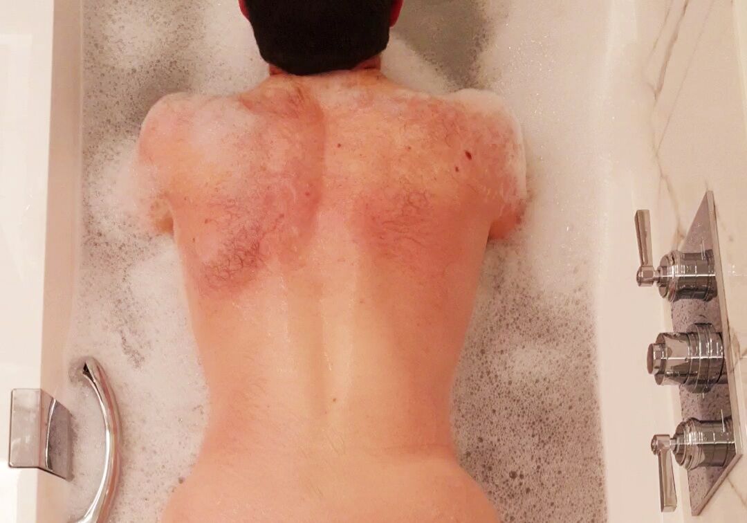 Moi, vu de dos dans mon bain