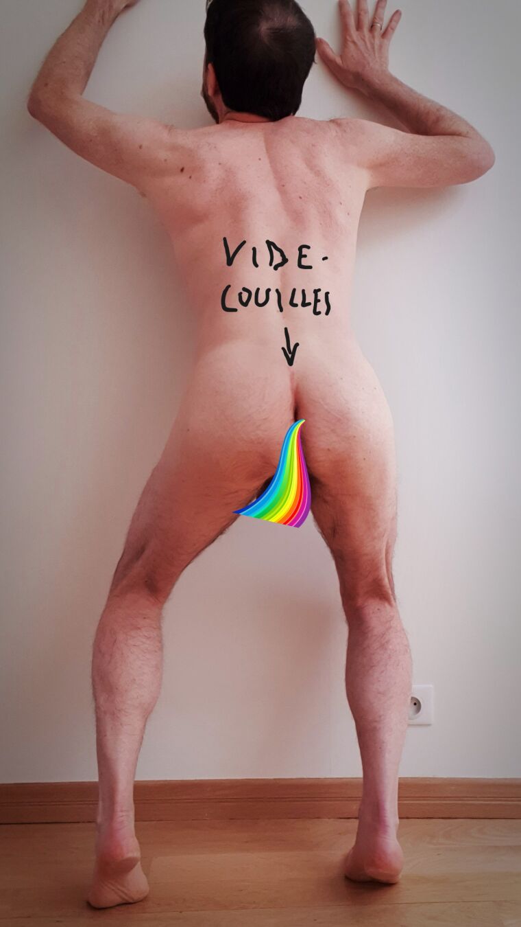 Homme nu avec "vide-couilles" marqué sur le dos.