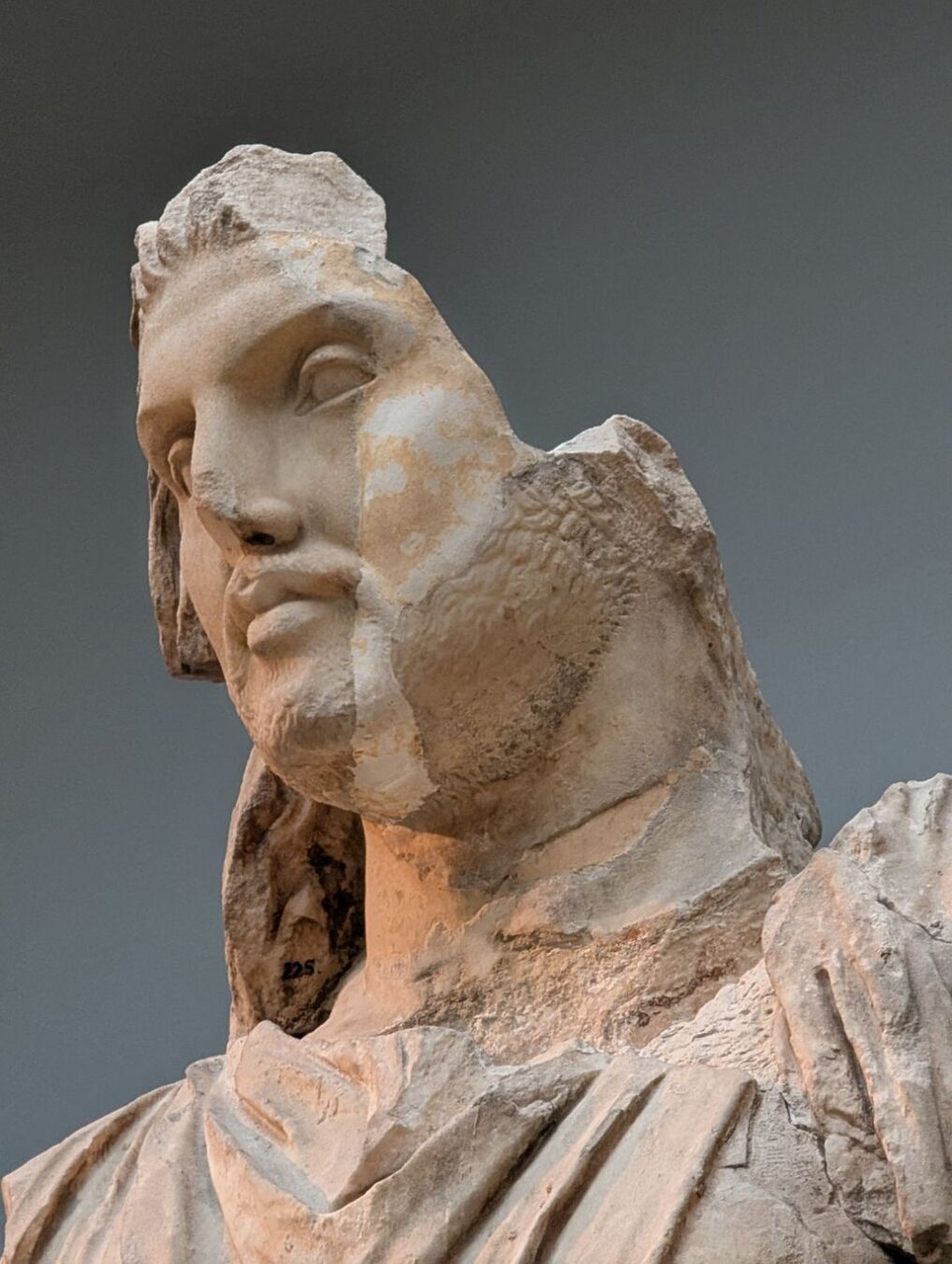 Détail d'une statue représentant un homme barbu, retrouvée dans les ruines du mausolée d'Halicarnasse.