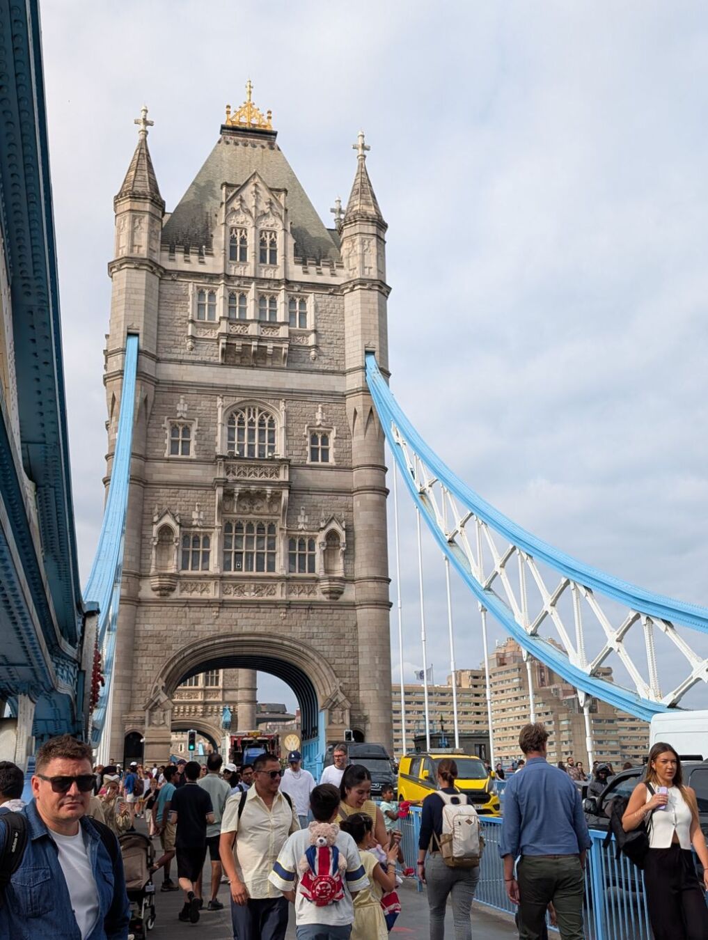 L'une des tours du Tower Bridge, vue depuis le tablier du pont.