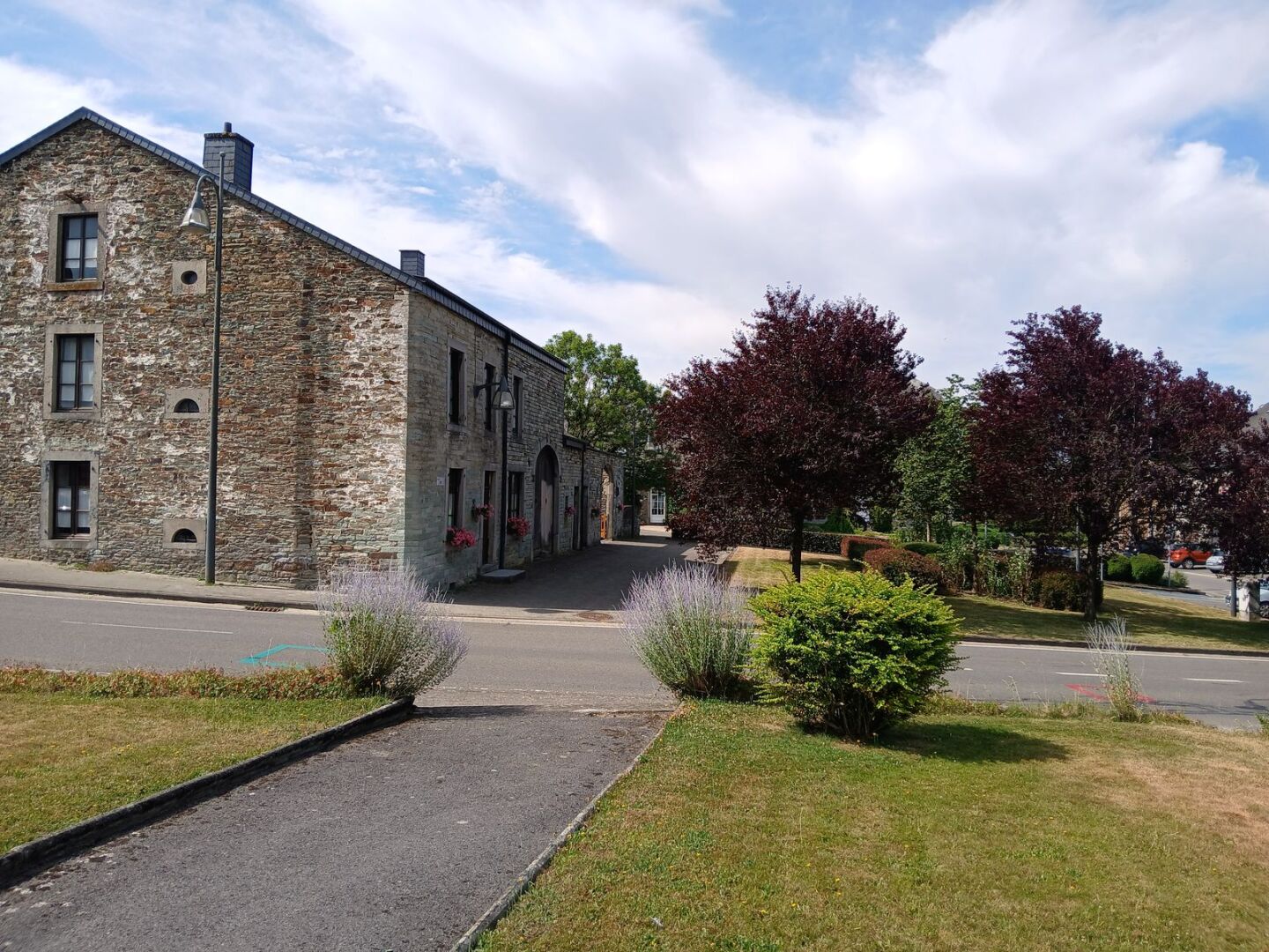 Place avec une ferme