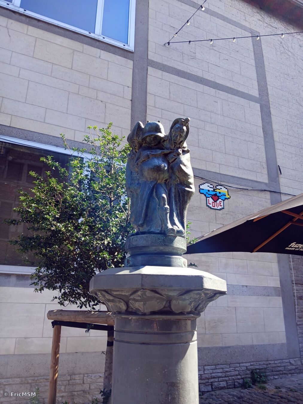 Fontaine avec des statuettes inspirées de personnages de Pieter Brueghel