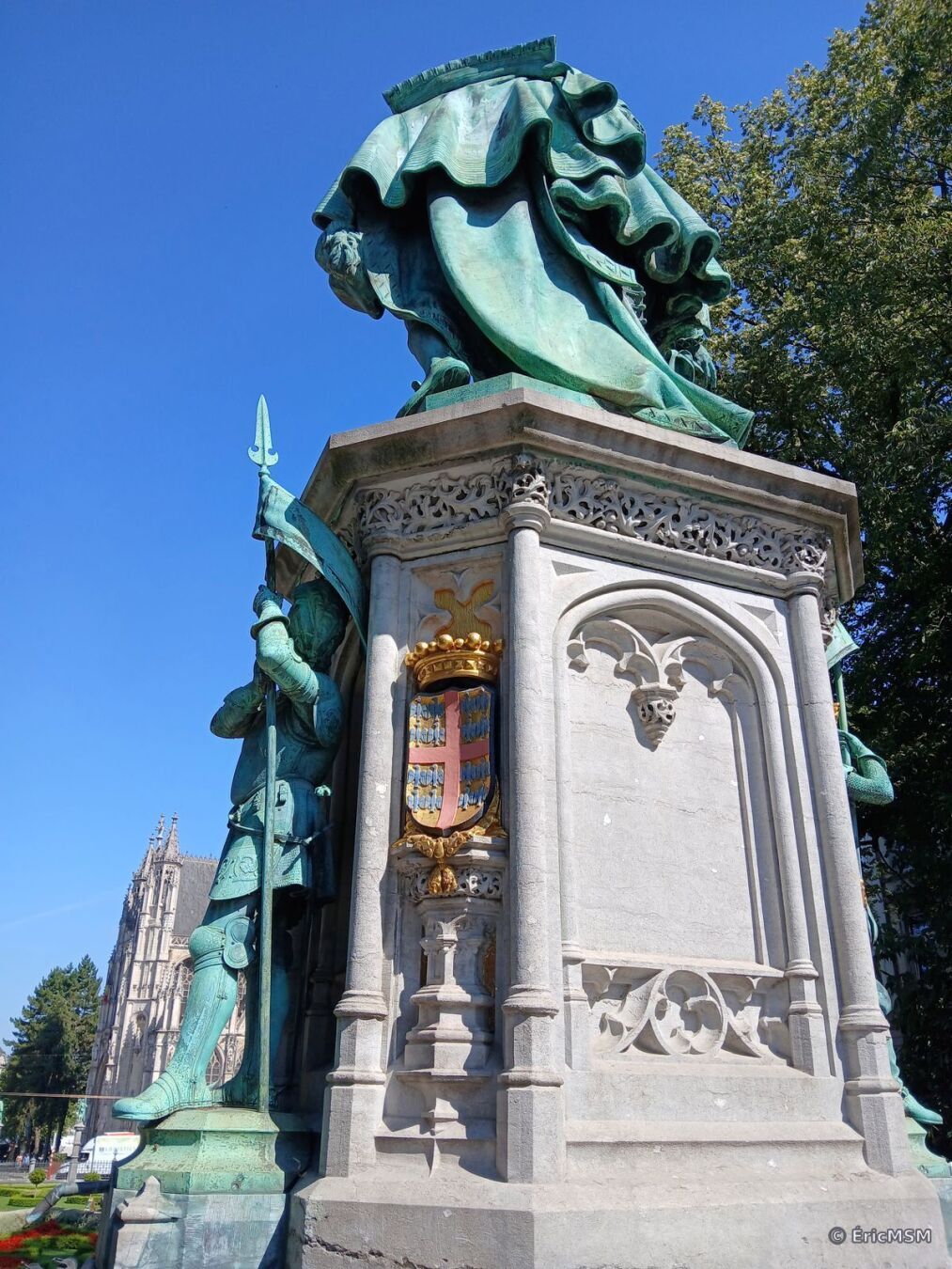 L'arrière de la fontaine, où l'on peut voir la fameuse toison d'or avec son bélier