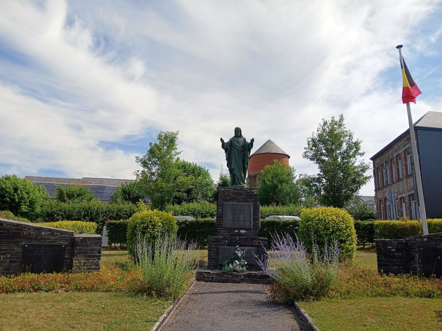 Monument aux morts des guerres avec une statue du Christ