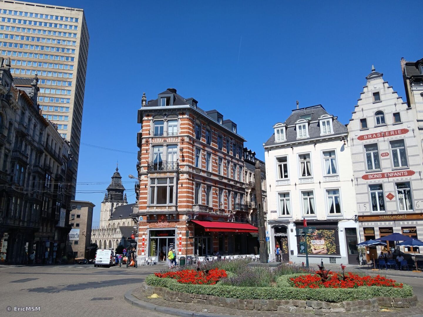 Petite place au bad du Grand Sablon avec la rue de Rollebeek au centre face à nous