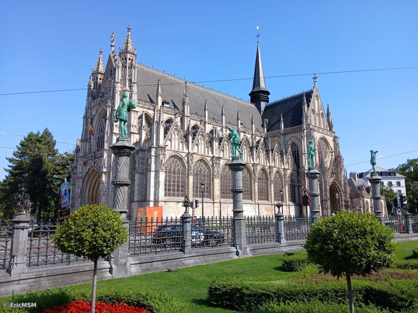 L'église Notre-Dame du Sablon vue depuis le square du petit Sablon
