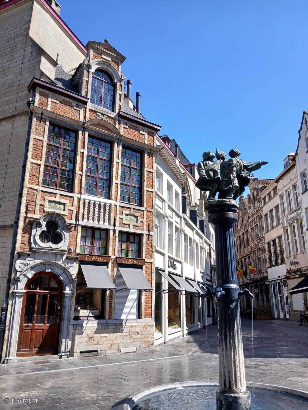 Maison de Goude Huyve et fontaine