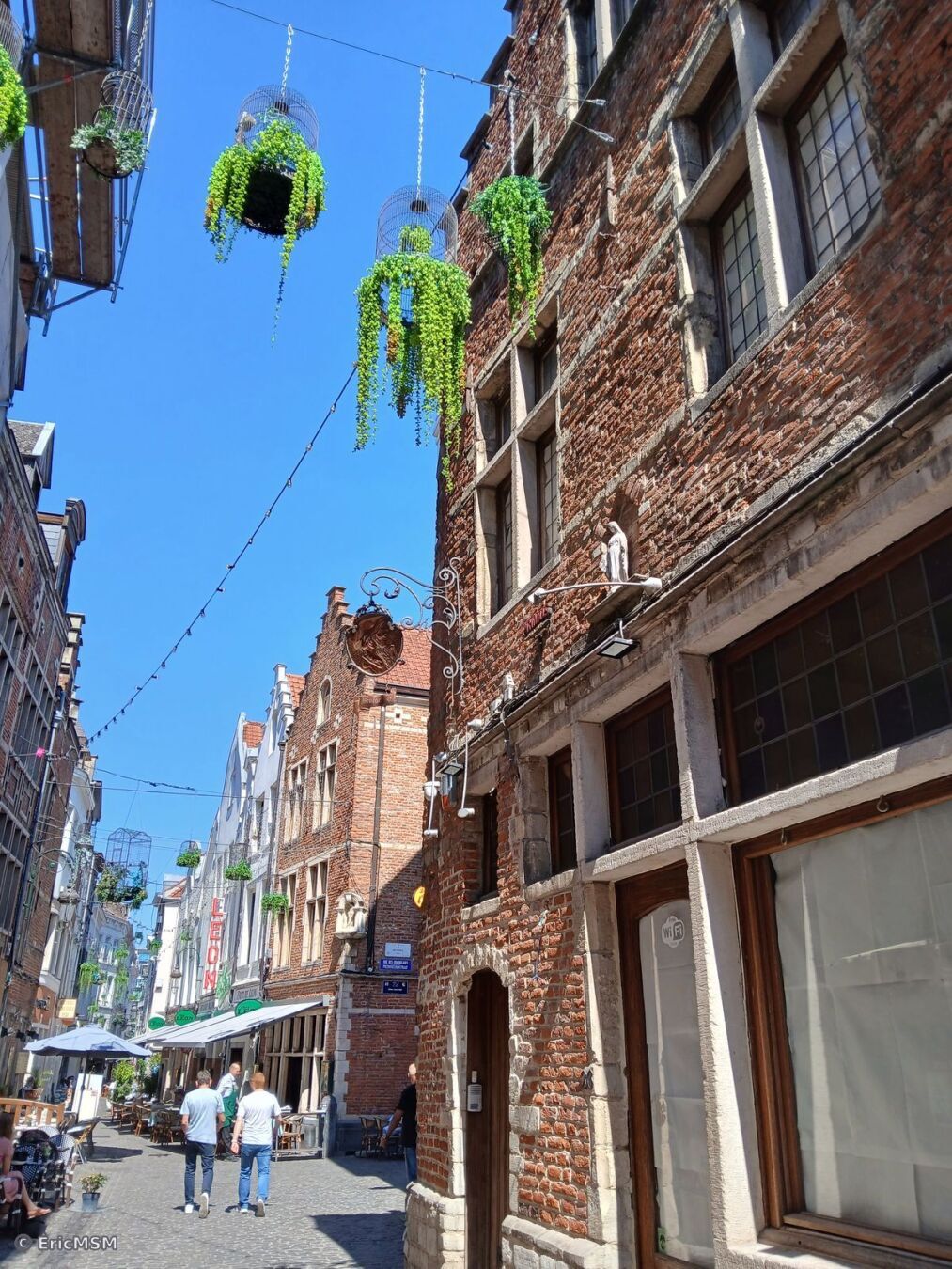 La rue des Bouchers et la friture chez Léon