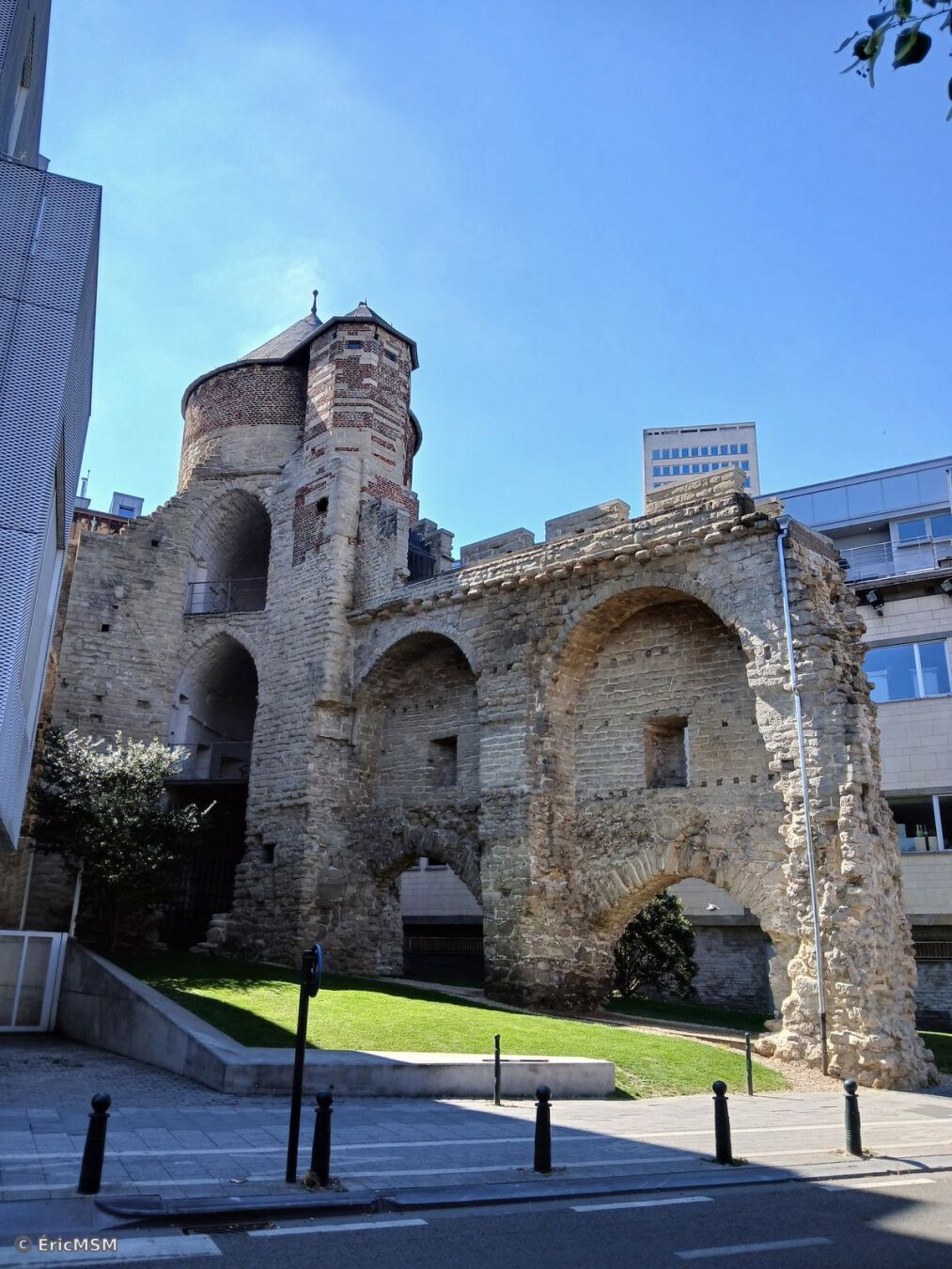 Tour Anneessens, vestige de la première enceinte de la ville