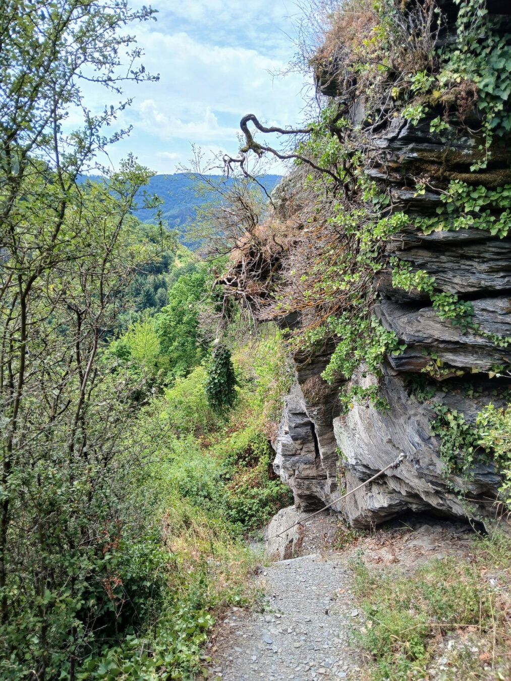 Sentier schisteux escarpé
