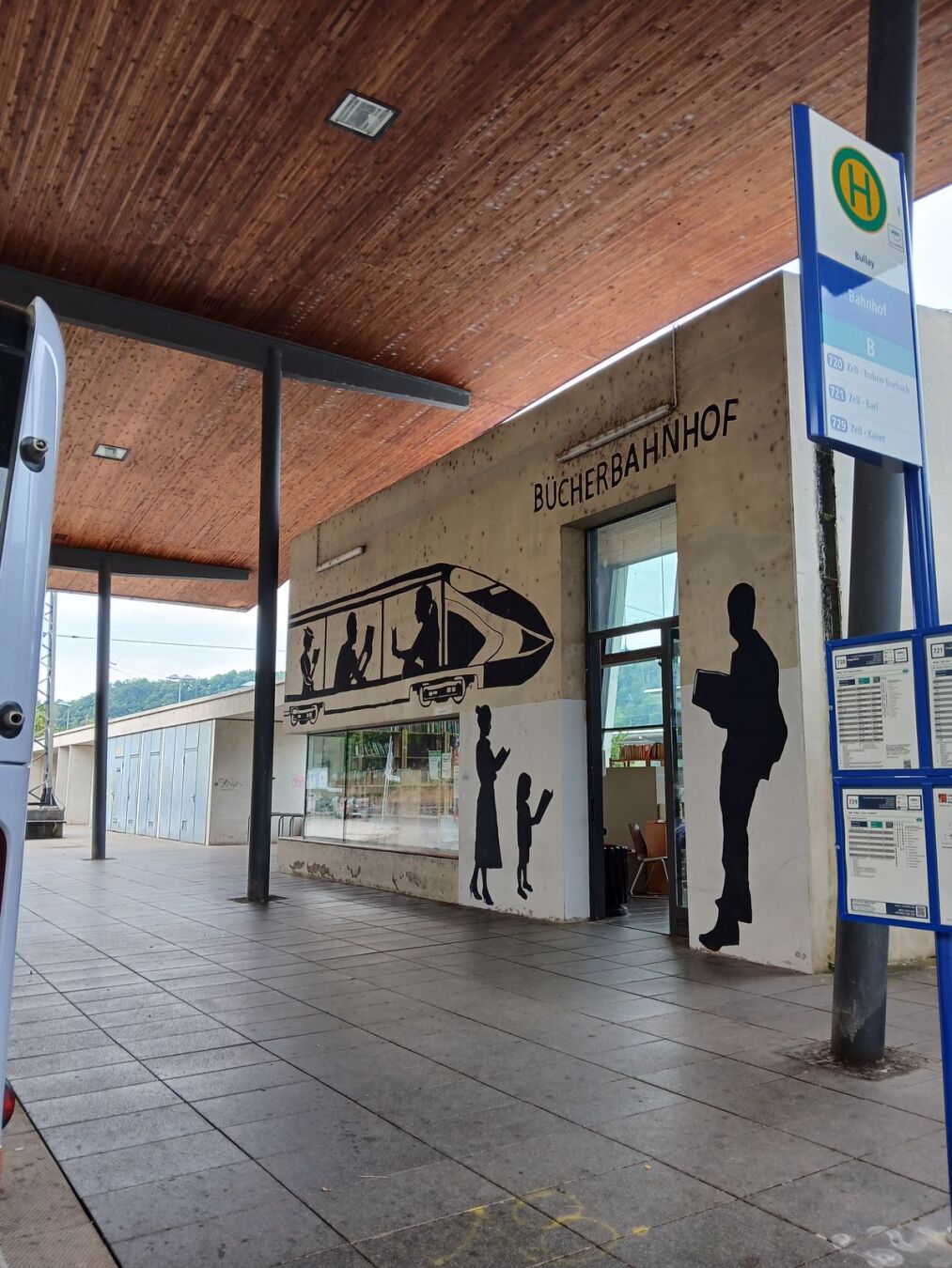 La salle d'attente de la gare et arrêts de bus