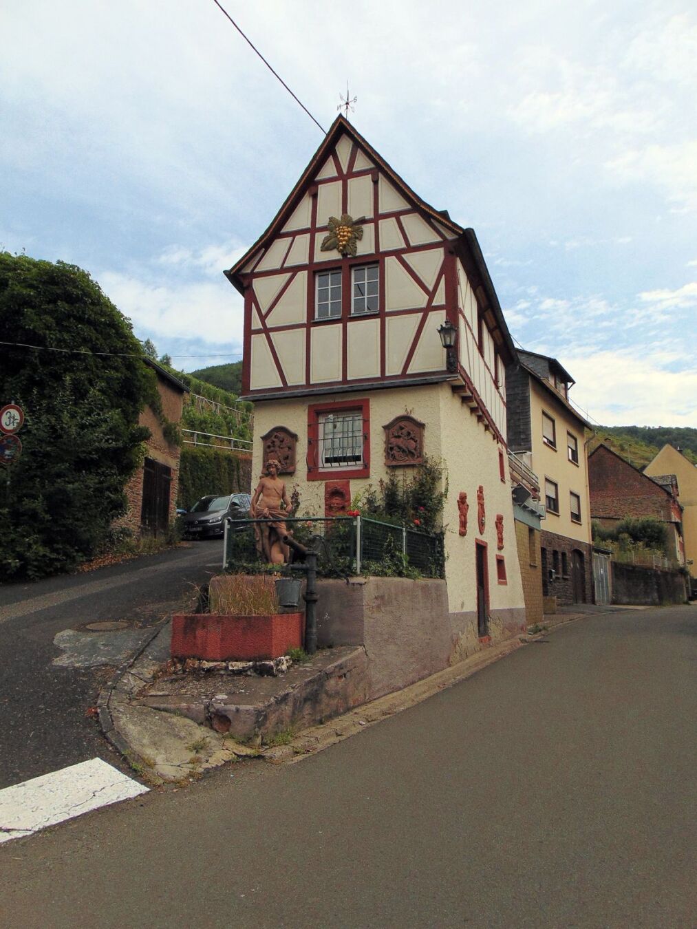 Une maison avec un jardin un peu kitsch