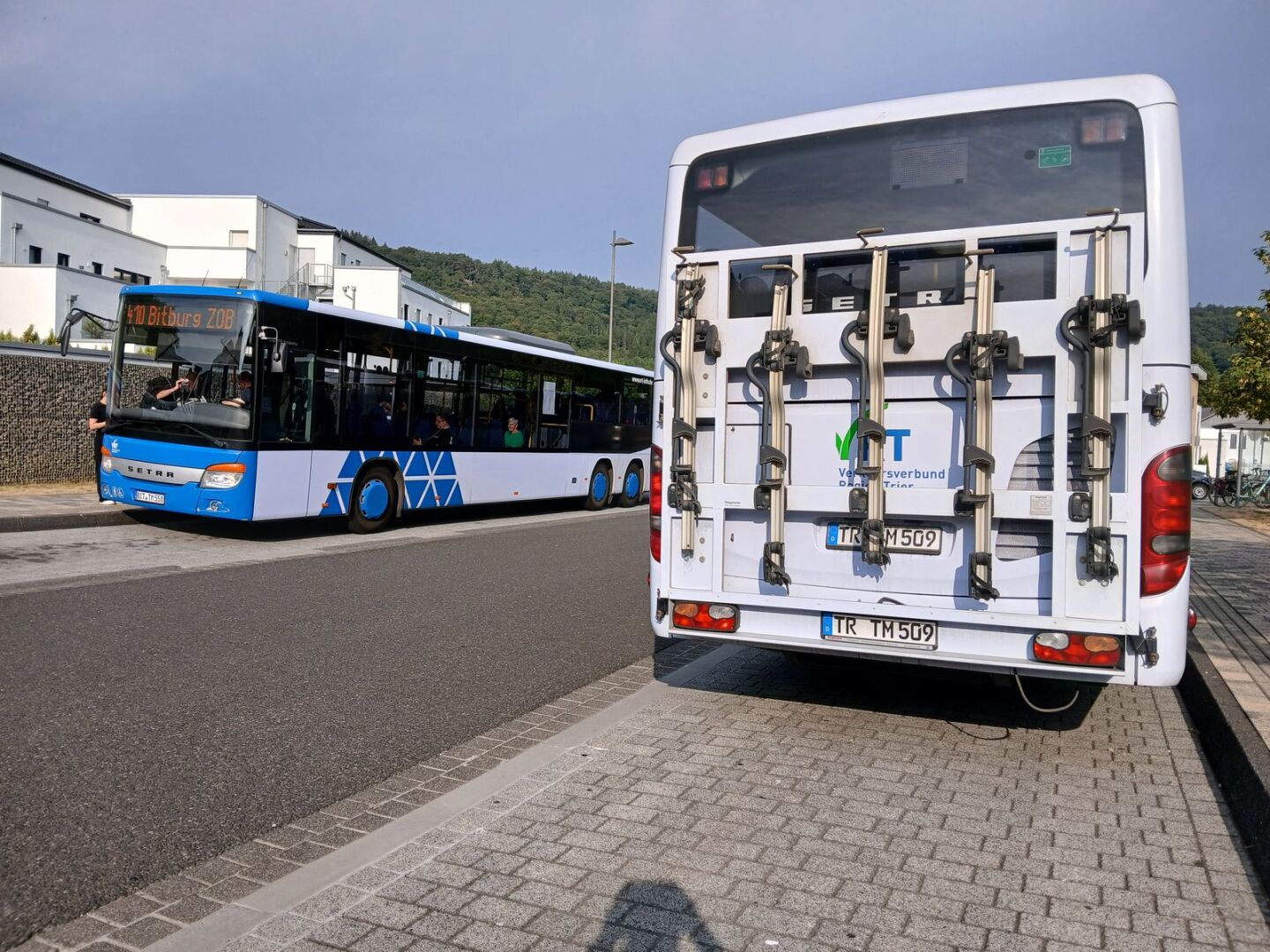 Deux autobus à quai à la gare des bus à Irrel