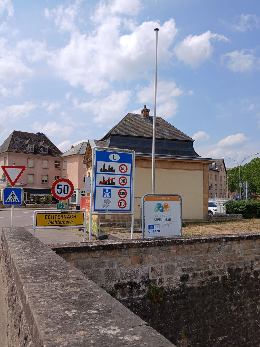L'ancienne douane luxembourgeoise à Echternach et divers panneaux routiers et informationnels