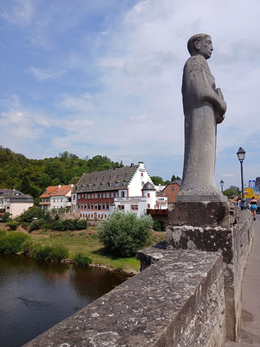 La statue de Jean Bertels au milieu du pont sur la Sûre.