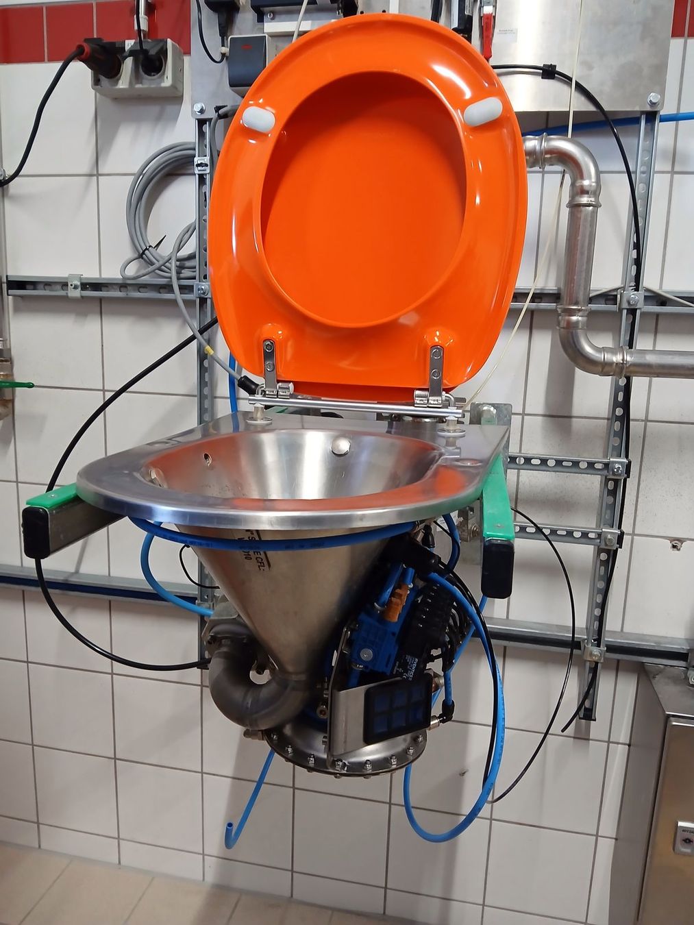 Le banc d'essai d'une cuvette de WC