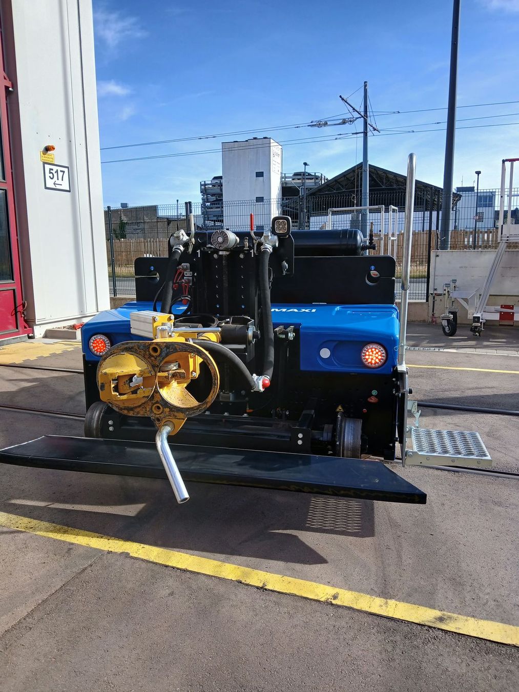 Locotracteur rail-route pour la remorque des engins de traction dans l'enceinte du hall non équipé de caténaires