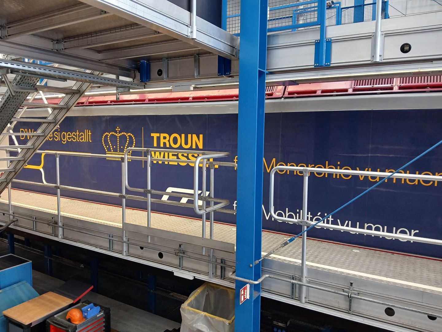 Le côté de la machine 4000 pourvue d'autocollant pour l'accession au trône de l'actuel Grand-Duc