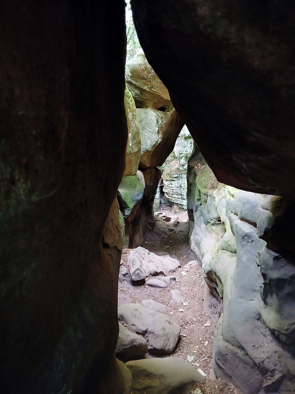 Le chemin étroit à travers les roches une fois passé la porte d'entrée.
