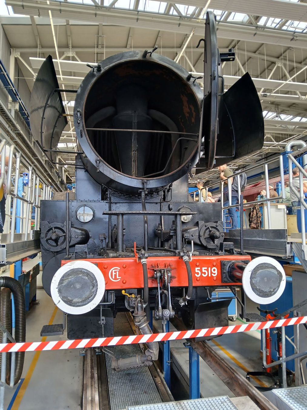 La locomotive à vapeur avec l'avant ouvert
