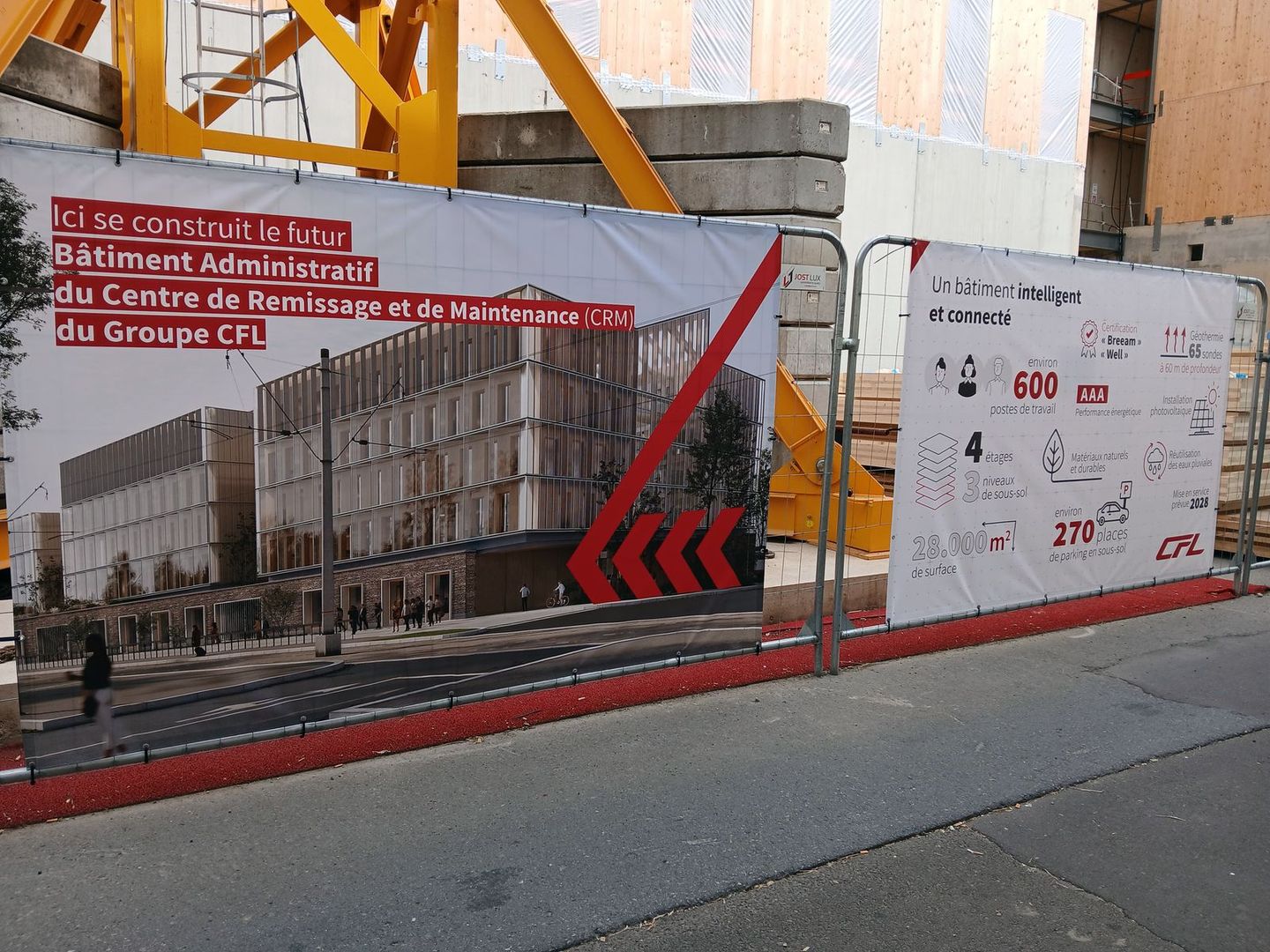 Banderole explicative concernant le nouveau bâtiment du CRM