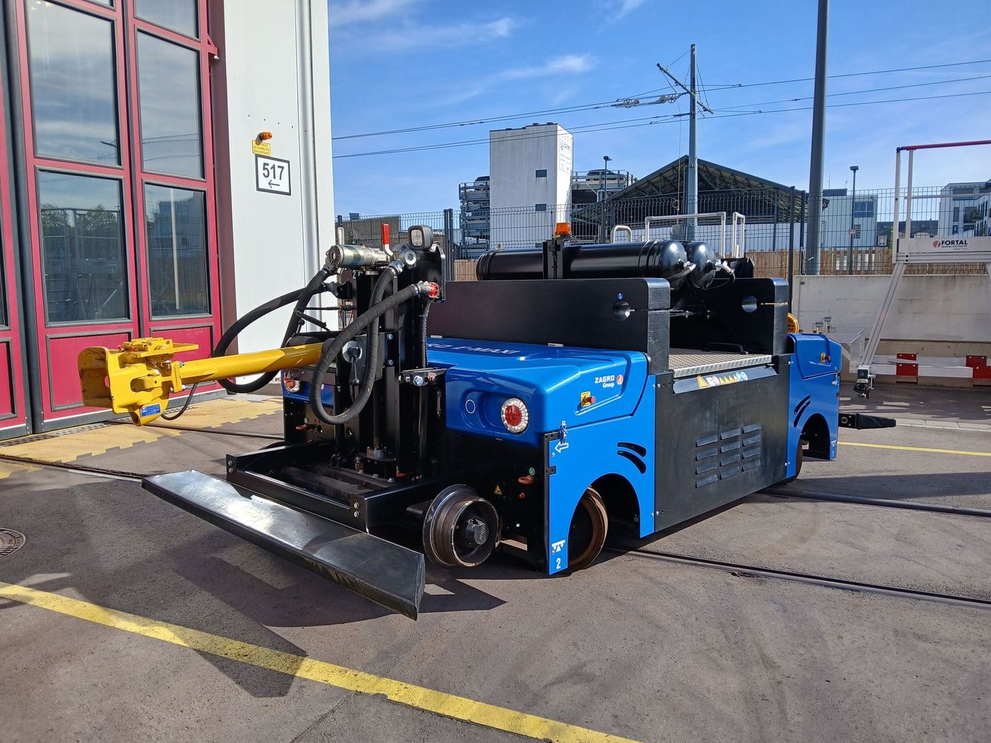 Draisine pour acheminer les engins de traction dans le hall
