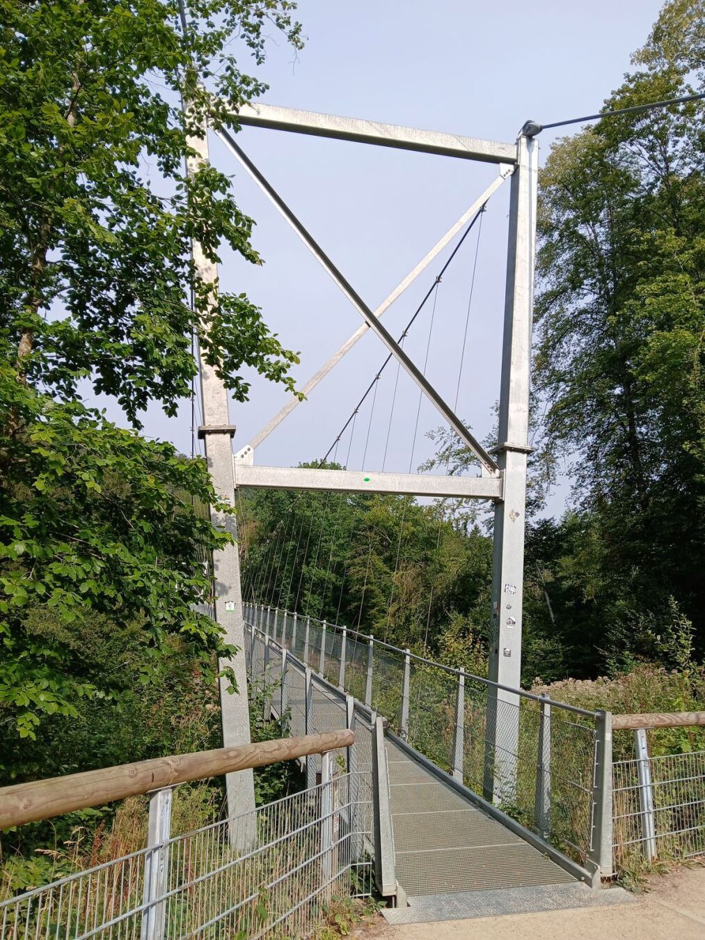 Le pont suspendu au-dessus de la Prüm et des cascades 