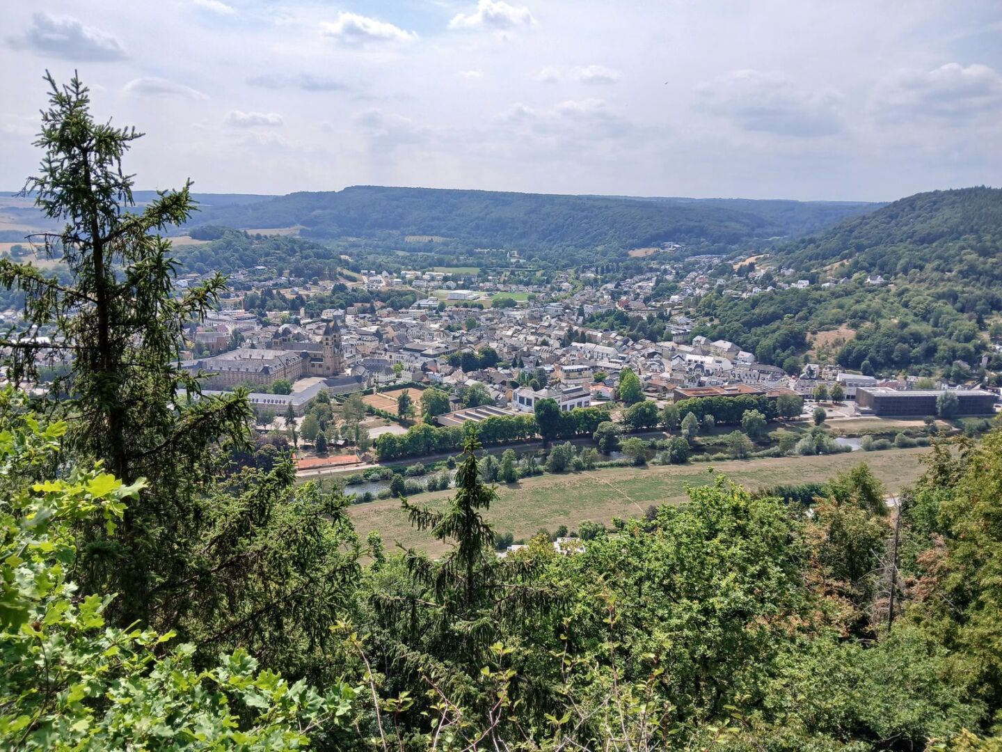 Un des trois points de vue sur la vallée de la Sûre depuis les hauteurs à proximité de la chapelle St-Liborius.
