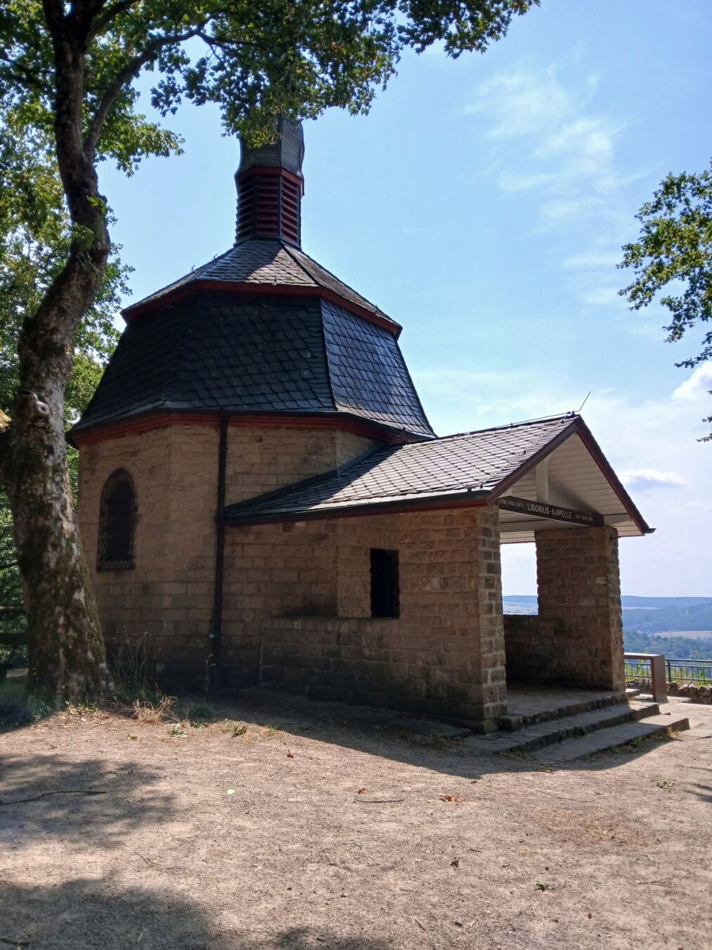 La chapelle Saint-Liborius sur les hauteurs d'Echternach du côté allemand.