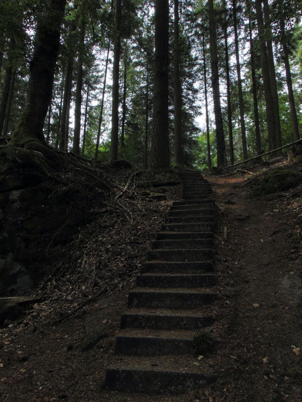 Chemin étroit dans les formations rocheuses