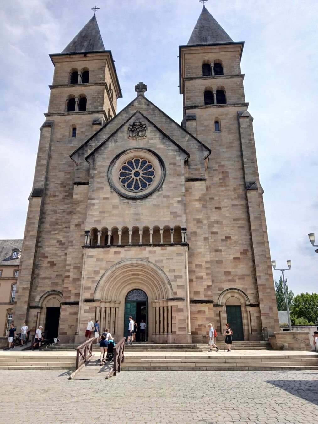L'entrée de la basilique d'Echternach