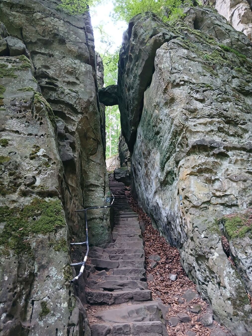 Les escaliers qui mènent au Teufelschlucht et qui passent sous une énorme roche suspendue.