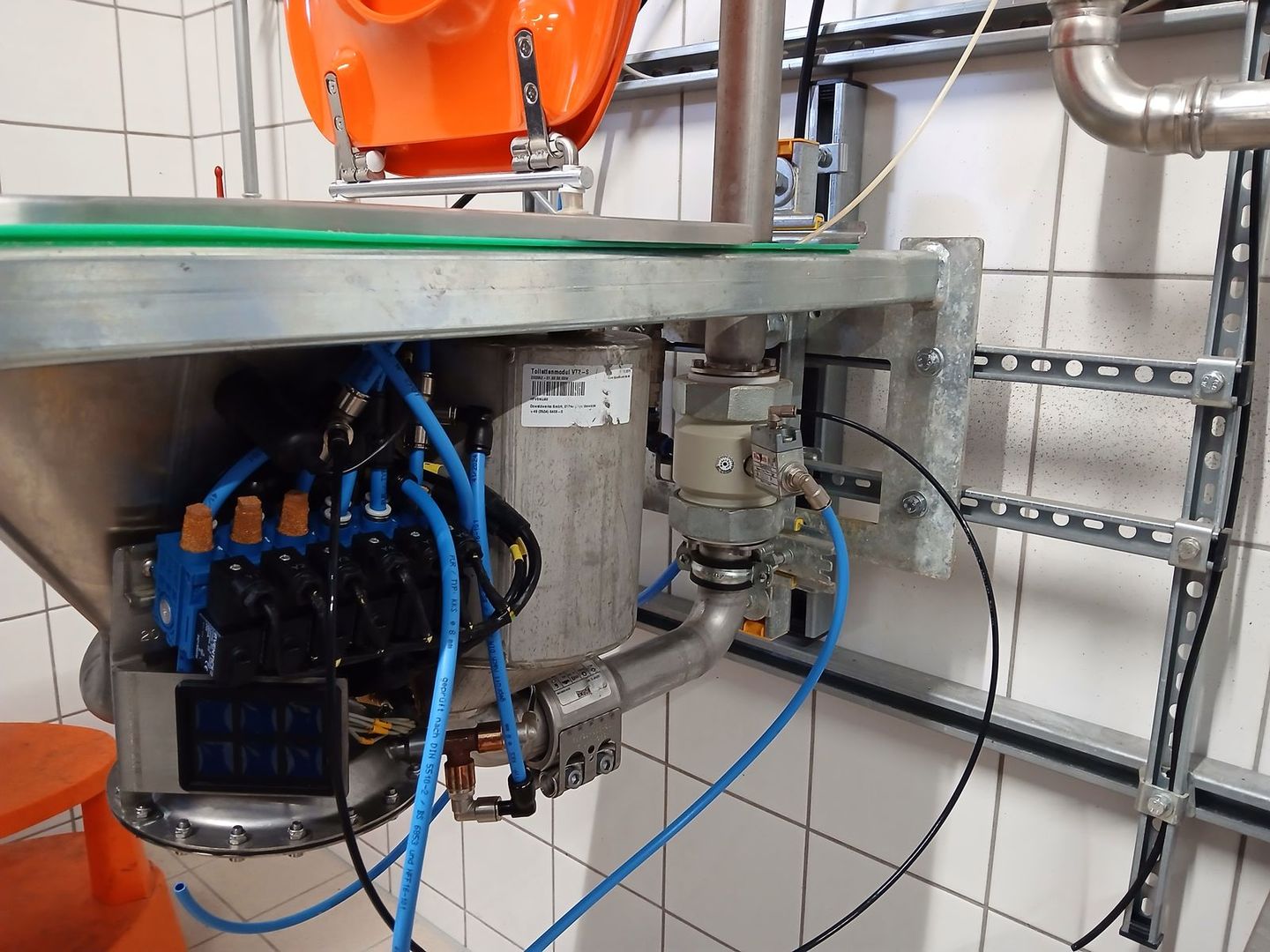 Dispositifs électroniques et mécaniques d'une cuvette de WC