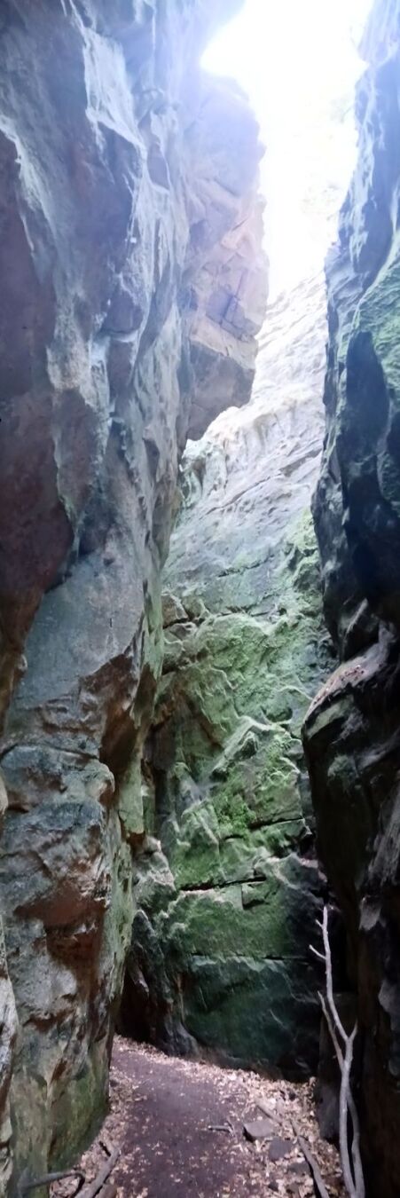 A l'intérieur de la gorge du diable, on peut se rendre compte de la hauteur de la gorge.