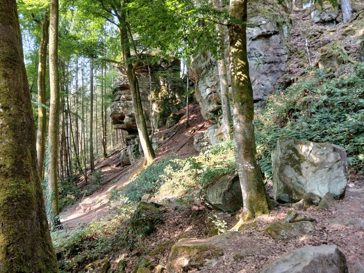 Sentier étroit à travers les formations rocheuses