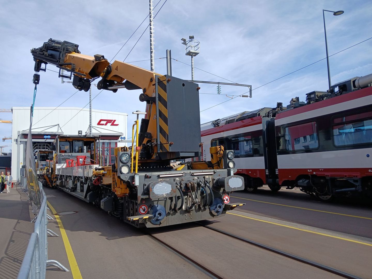 Autre véhicule du train Robel équipé d'une grue