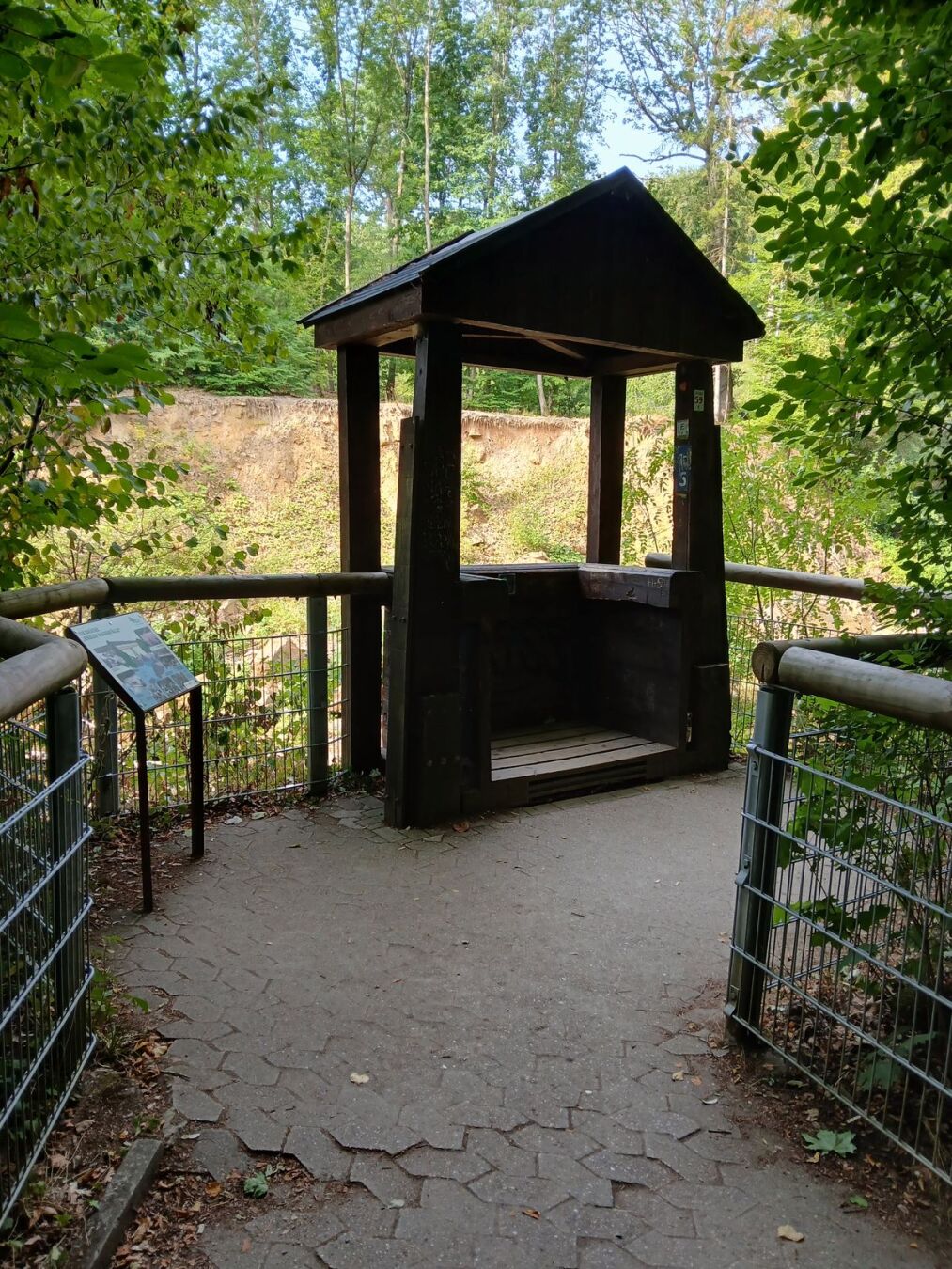 Les vestiges de l'ancien pont de bois